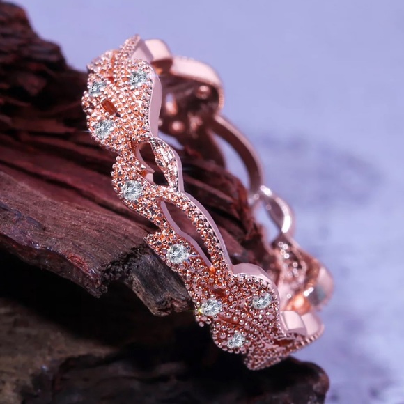 ✨SOLD OUT✨18K Rose Gold Flower Band✨ - Picture 3 of 6